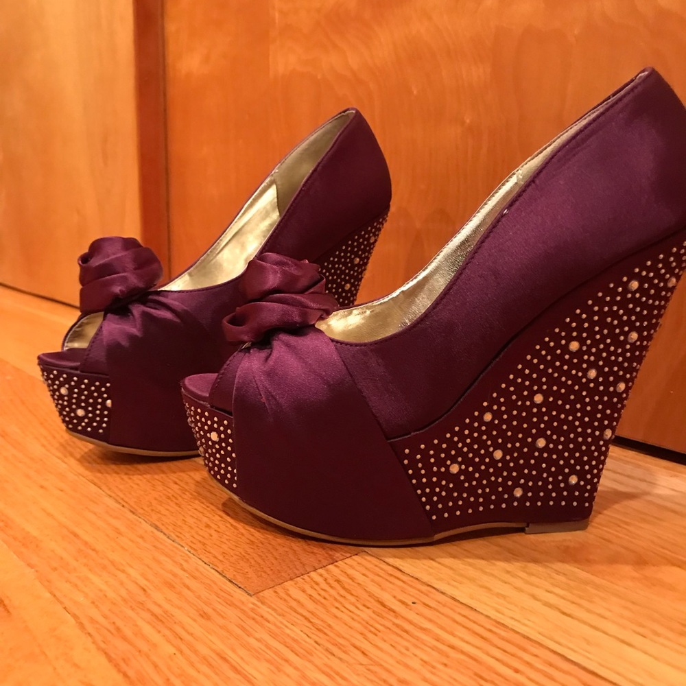 Occasions purple & rhinestone wedges, never worn